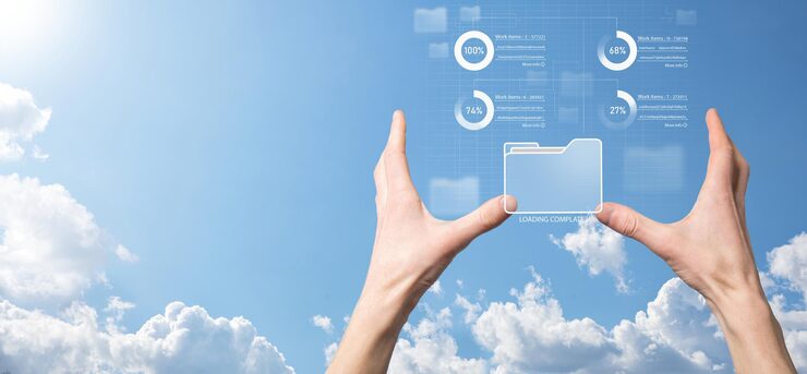 Photo 비즈니스 개발자는 혁신을 보여주는 가상 현대 컴퓨터에서 보드 프레임워크를 사용하여 민첩한 소프트웨어 개발 린 프로젝트 관리 도구 개념을 빠르게 변경합니다. 문서 관리 시스템 dms