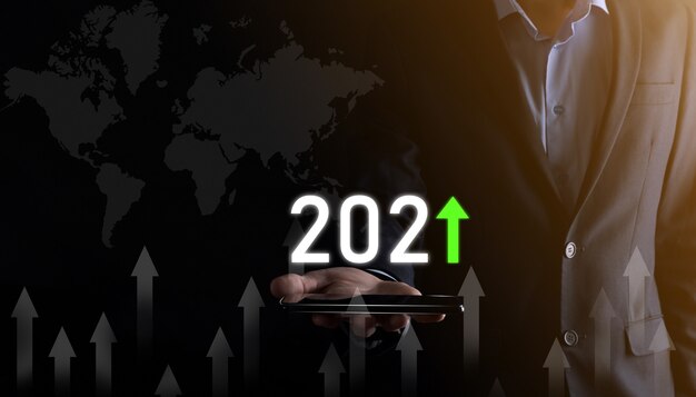 Sviluppo del business per il successo e la crescita del concetto di anno 2021.pianificare il grafico di crescita del business nel concetto di anno 2021.piano di uomo d'affari e aumento degli indicatori positivi nella sua attività.