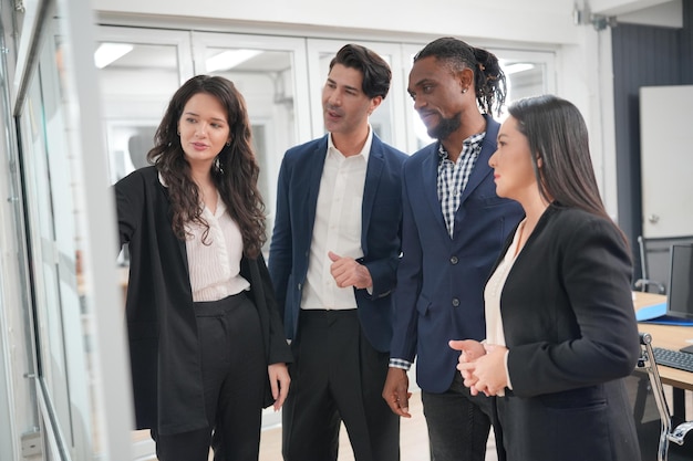 Бизнес-дискуссии Снимка бизнесменки, проводящей мозговой штурм в группе молодых людей в офисе