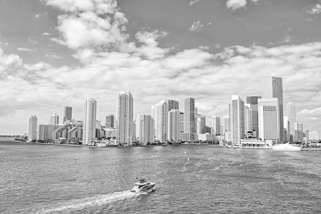 Business district Miami Richness concept Architectonisch indrukwekkende hoge torens Wolkenkrabbers en haven Must see attracties Waterkant van Miami vol met jachthavens Downtown Miami stadscentrum