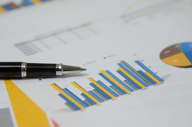 비즈니스 문서 보고서 그래픽과 차트 및 펜 서류 금융 통계 성장 사무실에서 투자 계좌 계획 분석