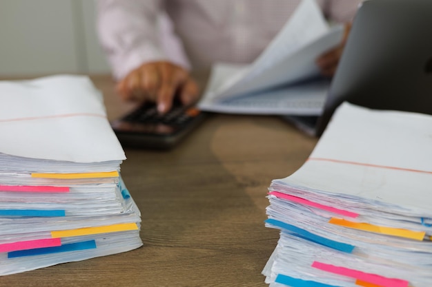 Концептуальный документ Business Documents создается на папках с бумагами в офисе с занятым рабочим столом