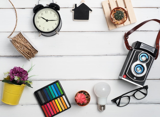 Foto idea aziendale o educativa per creare un concetto di ispirazione orologio piatto laici occhialicameracactusmatita di corda con sfondo bianco in legno per creare un'idea per affari o design tempo di pensiero