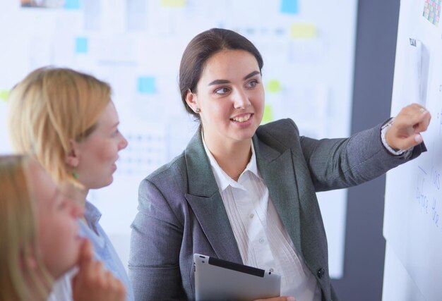 Foto formazione aziendale e concetto di ufficio business team con lavagna a fogli mobili in ufficio a discutere di qualcosa