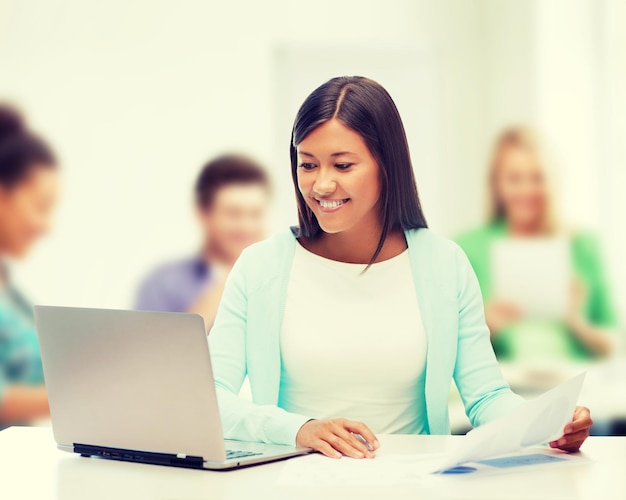 비즈니스, 교육 및 기술 개념 - 아시아 사업가 또는 사무실에 노트북과 문서를 가지고 있는 학생