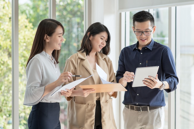 Photo 企業員工在公司辦公室以積極的態度進行強大團隊合作的會議和討論.