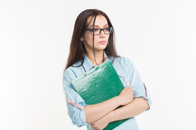 Business en mensen concept - mooie jonge vrouw met groenboek map op witte achtergrond