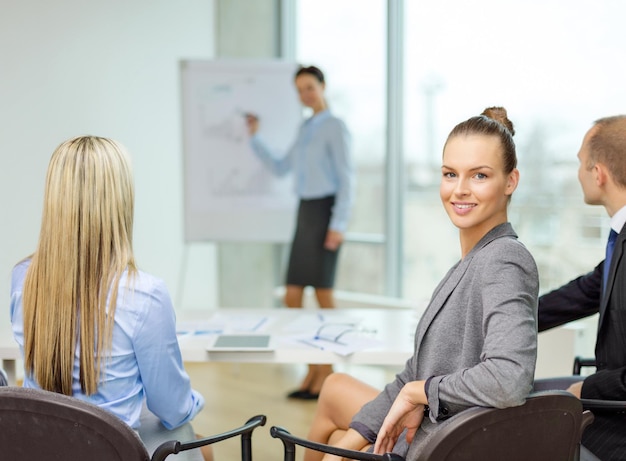 Foto business en office concept - lachende zakenvrouw met team in office