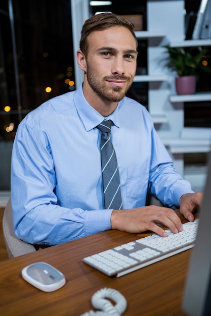 Foto uomo d'affari che lavora al computer in ufficio