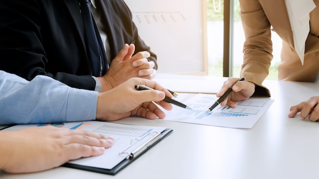 Foto business executives brainstorming discutendo le prestazioni di vendita su nuovo progetto nella sala ufficio moderna