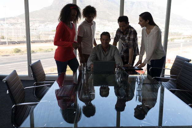 Photo business executives working on laptop in conference room