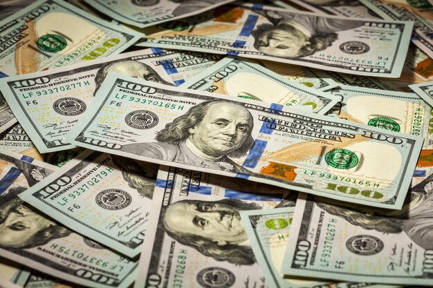 Фото Концепция финансирования бизнеса на фоне стодолларовых банкнот нового издания 2013 года
