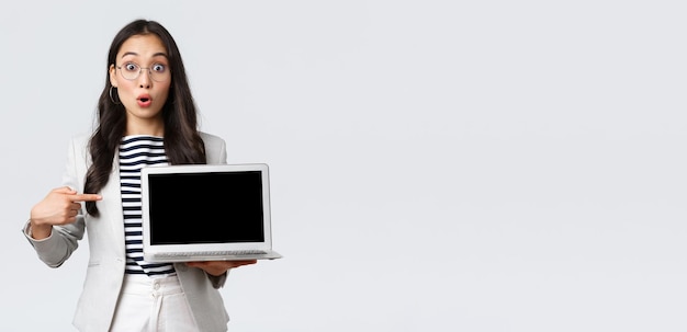 Бизнес-финансы и занятость женщины-успешные предприниматели концепция Восторженная деловая женщина азиатский офис-менеджер показывает презентацию на экране во время встречи, указывая на ноутбук