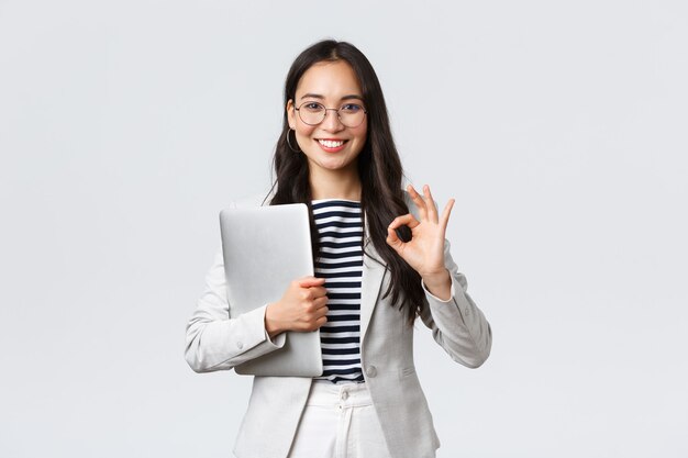 Photo business finance and employment female successful entrepreneurs concept young confident businesswoma...