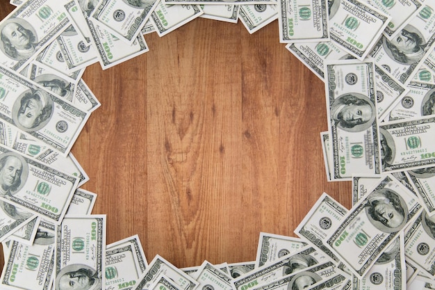 business, finance, investment, besparing en corruptie concept - close-up van dollar geld op houten tafel achtergrond