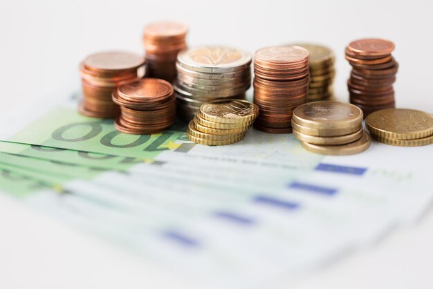 ビジネス、金融、投資、貯蓄、現金のコンセプト – テーブルの上のユーロ紙幣と硬貨の接写