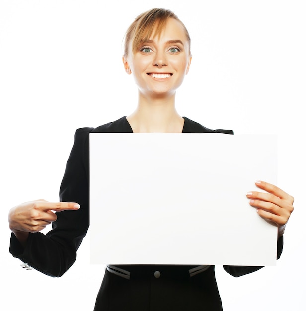 Concetto di affari, finanza e persone: giovane donna d'affari sorridente felice che mostra cartello bianco, su sfondo bianco white