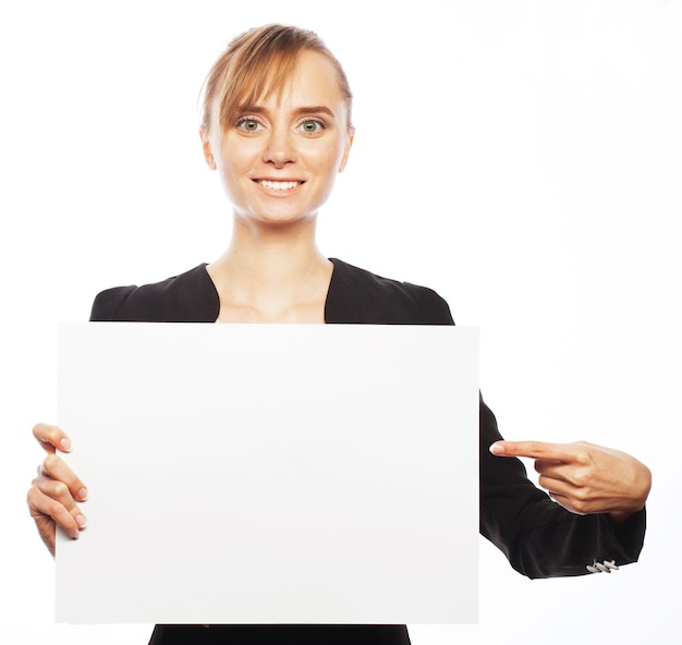 Бизнес-финансы и люди концепция счастливая улыбающаяся молодая бизнес-женщина показывает пустую табличку на белом фоне