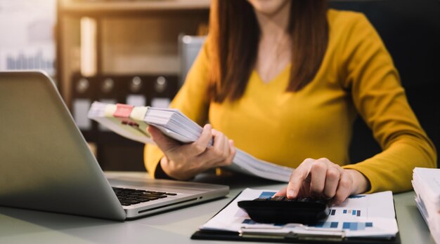 Foto concetti finanziari e commerciali sul lavoro d'ufficio gli analisti discutono di affari con una calcolatrice come strumento