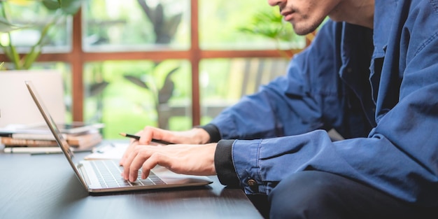 Stile di vita del lavoratore freelance aziendale che lavora da casa con la tecnologia del sistema di comunicazione online