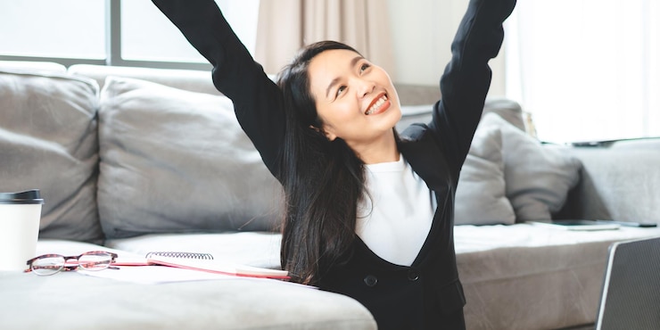 Photo 獨立工作者:自家工作,使用筆記型電腦或平板電腦的女性