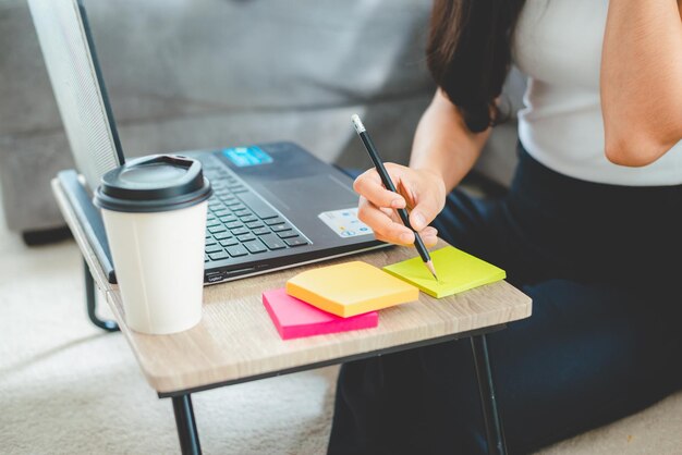 写真 ラップトップコンピューターまたはデジタルタブレットで自宅で働くビジネスフリーランスの労働者の女性