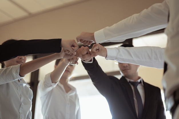 Foto gruppo di affari con le mani insieme - concetti di lavoro di squadra
