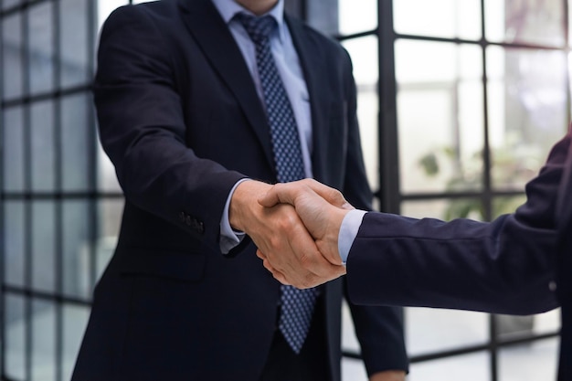 ビジネス ハンドシェイク 取引を成立させるために握手をするビジネスマン