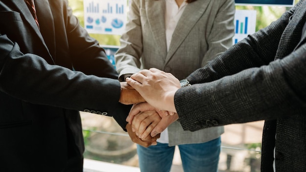 Photo business handshake closing a deal with blur background of peoplexaxa