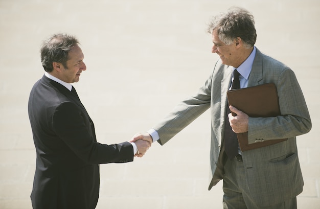 Photo business handshake on the street