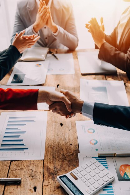 Foto stretta di mano aziendale per il lavoro di squadra di fusioni e acquisizioni aziendali, stretta di mano di negoziazione di successo, stretta di mano di due uomini d'affari, stretta di mano con il partner per la celebrazione, concetto di partnership e affare aziendale