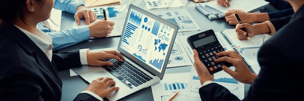 ビジネス インテリジェンスとデータ分析のコンセプト 効果的なビジネス戦略計画のマーケティング指標としてラップトップ画面上の財務データ分析ダッシュボードに取り組むアナリスト チーム