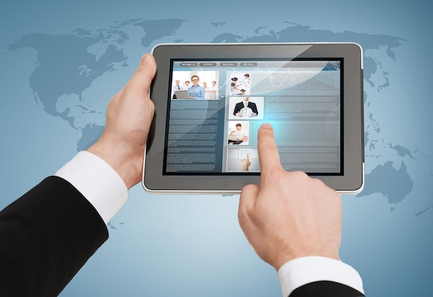business, internet en technologie concept - close-up van man handen aanraken van tablet pc
