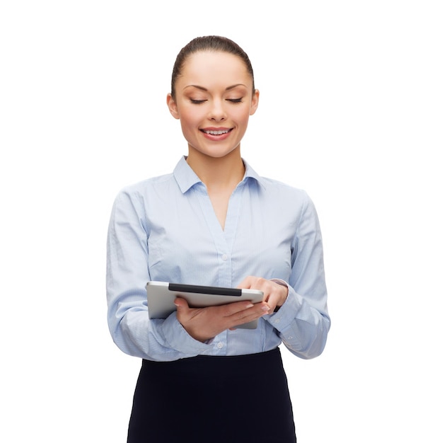 비즈니스, 인터넷 및 기술 개념 - 태블릿 PC 컴퓨터를 보고 웃는 여자