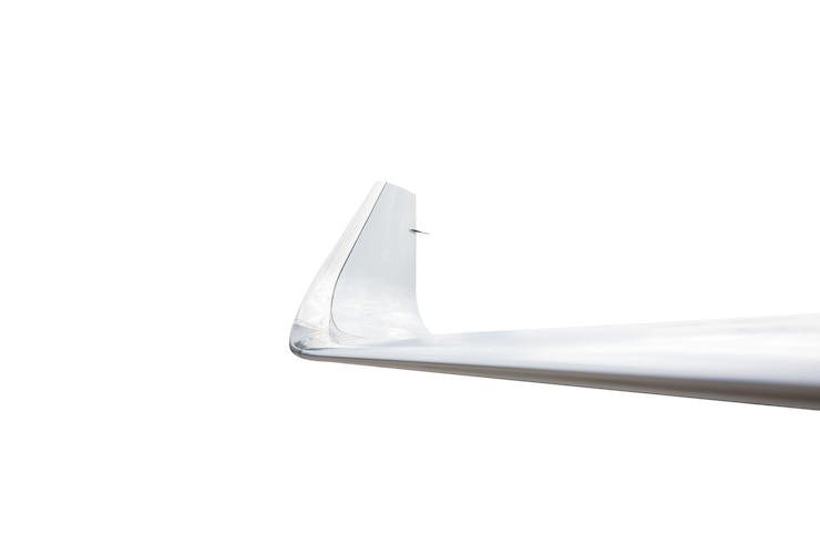Photo business jet wing isolated on white background