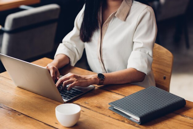 Business jonge vrouwen lifestyle freelance werken met behulp van laptopcomputer in coffeeshop