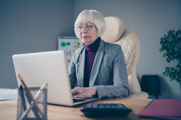 Donna d'affari alla scrivania che lavora sul suo laptop