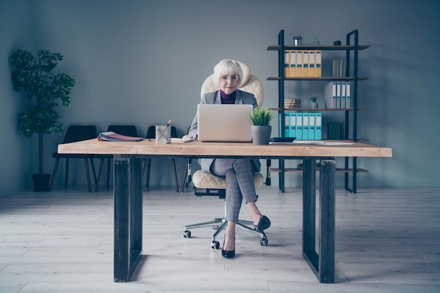 business lady at the desk working on her laptop