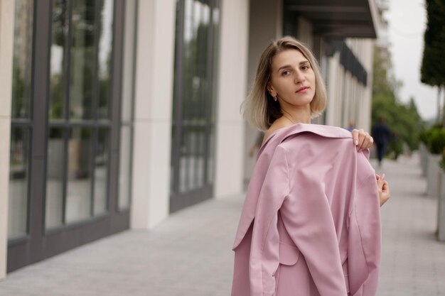 Signora d'affari in abito elegante