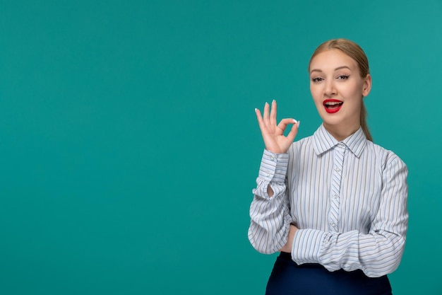 ビジネスの女性は笑顔でOKジェスチャーを示しているオフィスの衣装でかなり若い女の子