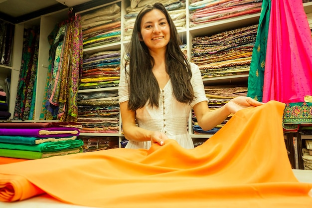 인도 고아에서 비즈니스 여성 가게 주인 캐시미어 야크 울 숄 여성 판매자