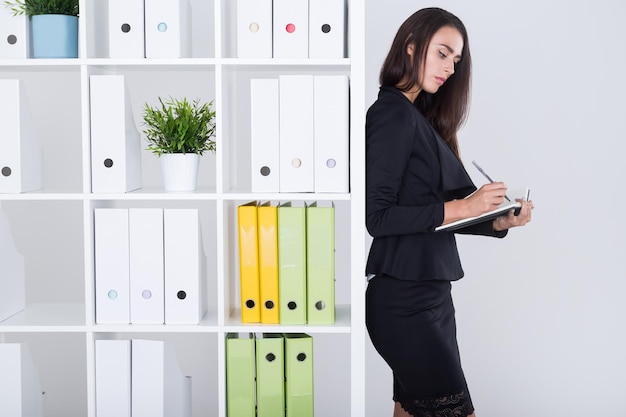 Photo business lady working out her schedule