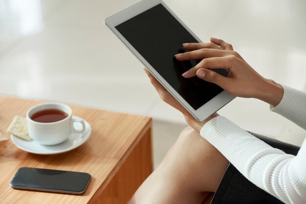 Photo business lady working on tablet