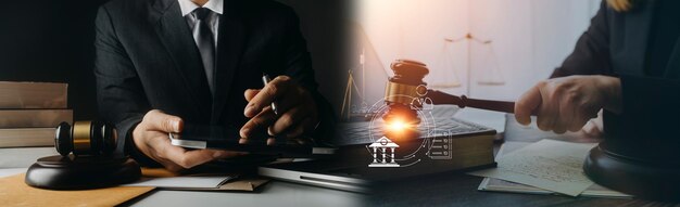Бизнес и юристы обсуждают контрактные бумаги с медной шкалой на столе в офисе Юридические услуги Юридические консультации Юстиция и право Концепция картины с эффектом зерна фильма