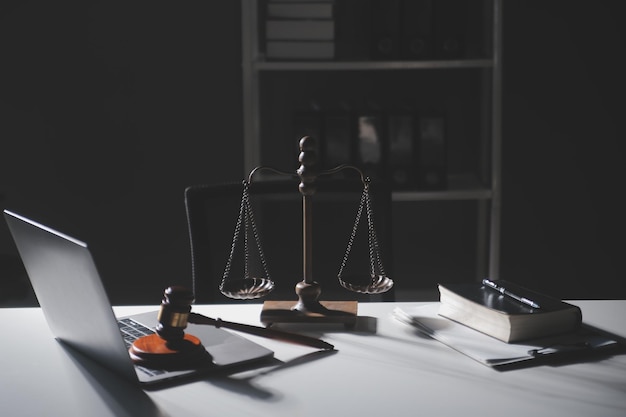 ビジネスと弁護士は,オフィスの机の上で黄銅のスケールで契約書を議論しています. 法律の法律サービスのアドバイス. 司法と法律の概念画像.