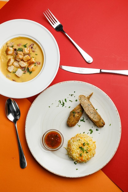 Pranzo di lavoro durante un pranzo di lavoro in un ristorante