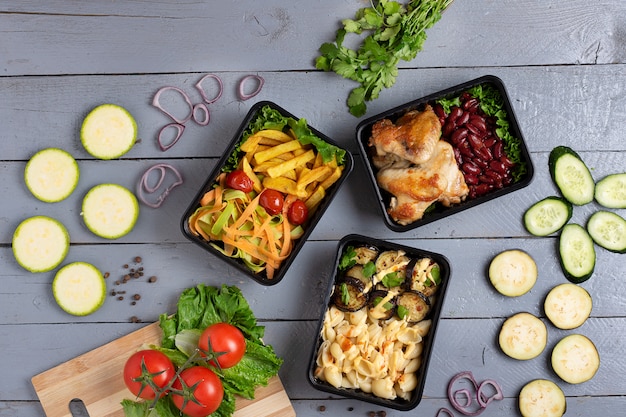 음식 상자, 구운 닭 날개, 찐 야채, 끓인 고기, 먹을 준비가 된 식사에서의 비즈니스 점심