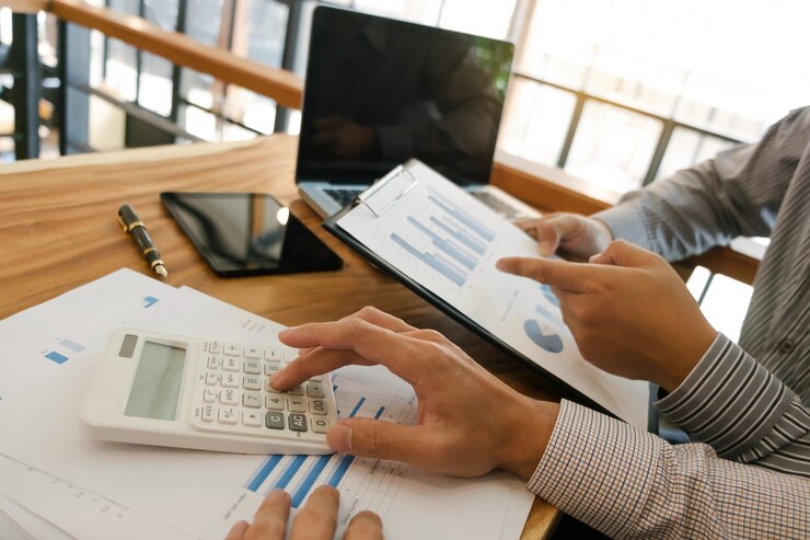 Business man analyse data document met accountant berekenen over tarief belasting op een kantoor