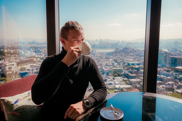 ビジネスマンはホテルでコーヒーを飲みます