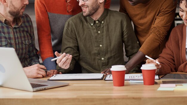 Photo business man explaining something to his colleagues